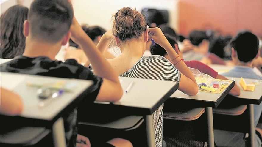 Educación confirma la rebaja a 5 de la nota para obtener una beca