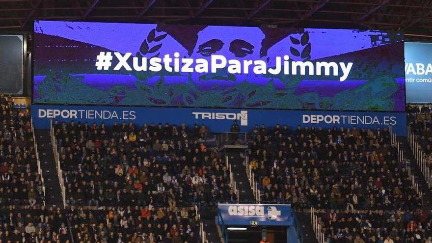 Los videomarcadores del estadio reclamaron una vez más #XustizaParaJimmy.