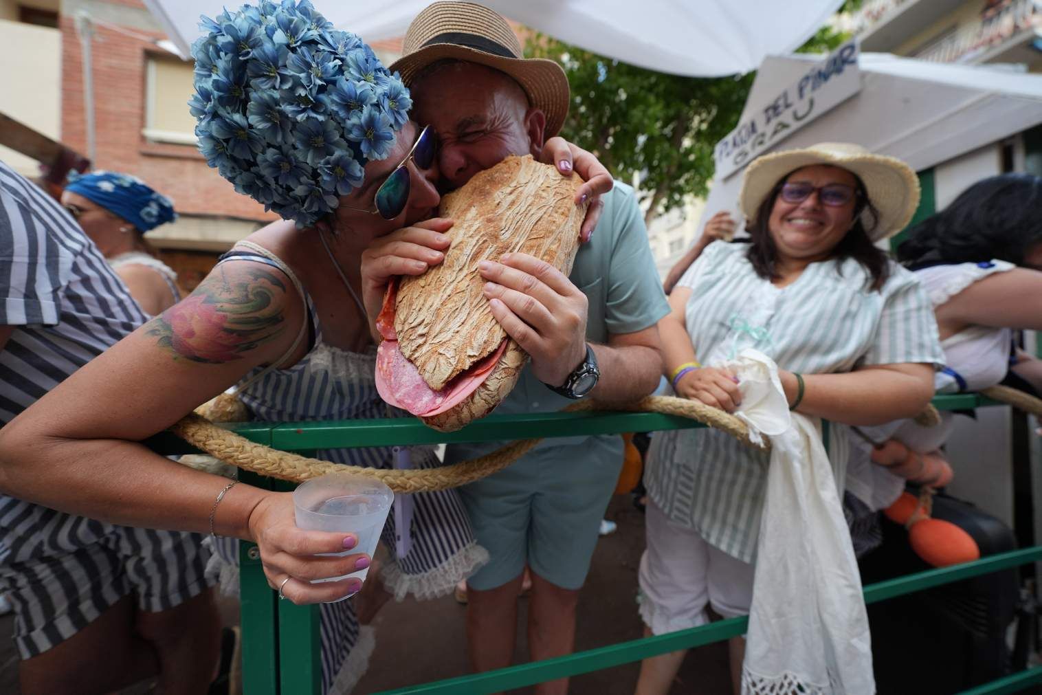 El Grau da inicio a las fiestas de Sant Pere con pólvora, bous y música