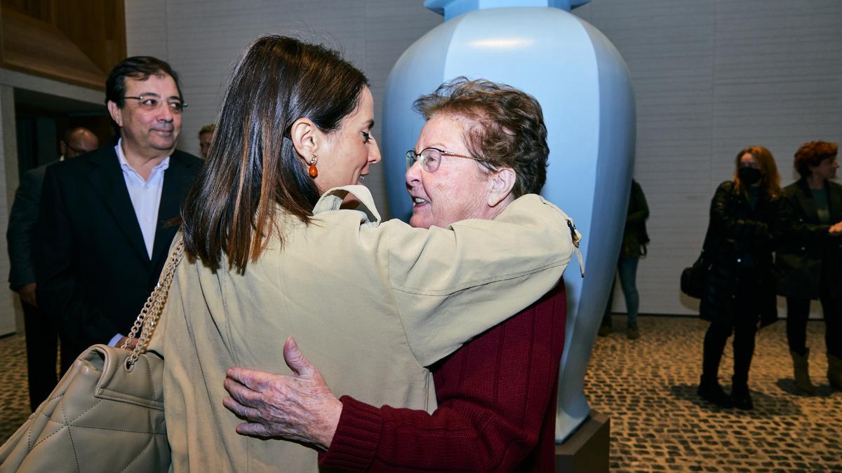 Helga de Alvear junto a la consejera de Cultura, Nuria Flores.