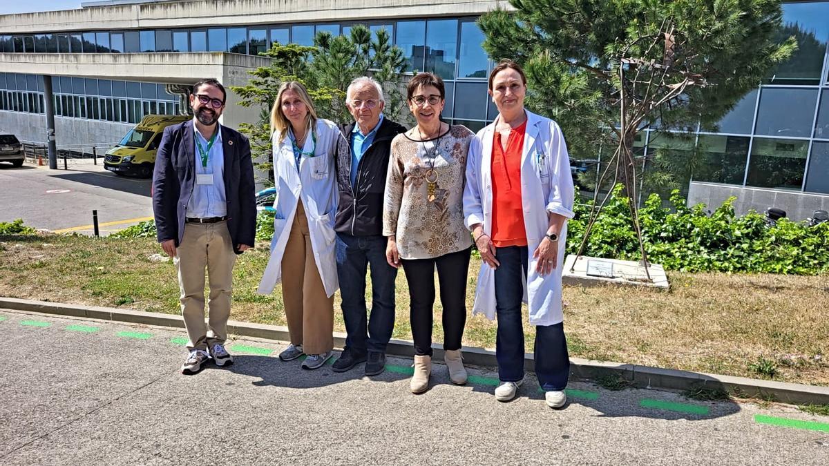 Representants de les dues entitats davant de l'Hospital de Figueres.