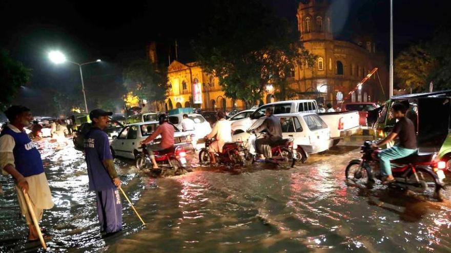 Una calle anegada de Lahore, en Pakistán.