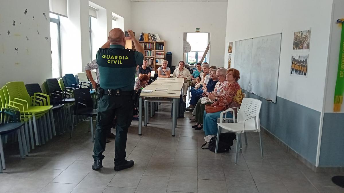 Un momento de la charla en Coya.
