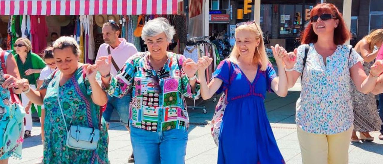 Por la izquierda, Carmen Saras, Ana González, Salomé Díaz Toral y Loli Patón, el pasado 15 de agosto, bailando la danza prima en el paseo del Muro.