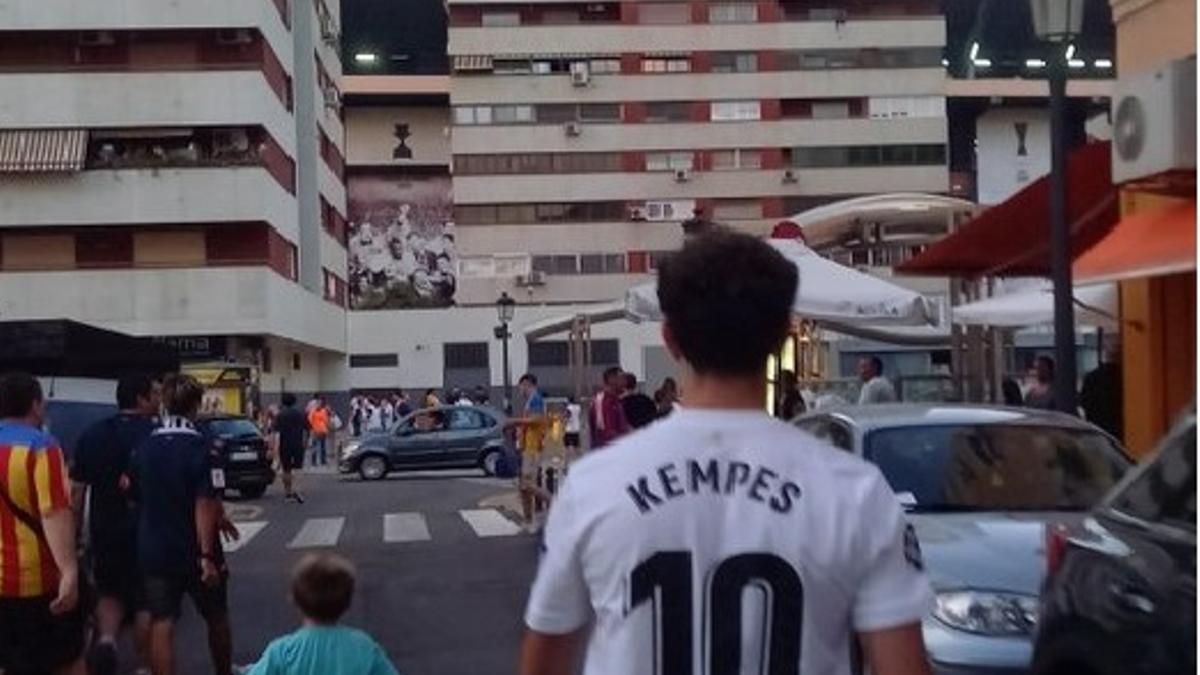 Un joven aficionado, camino de un partido en Mestalla.