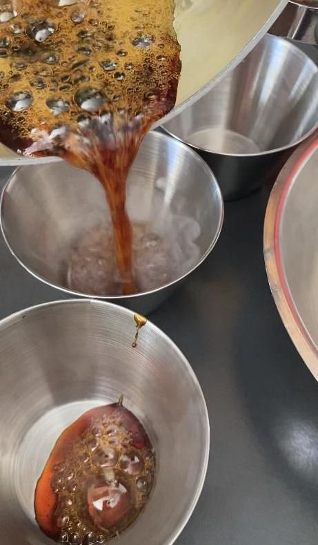 Flan de café: Repartir el caramelo en los moldes