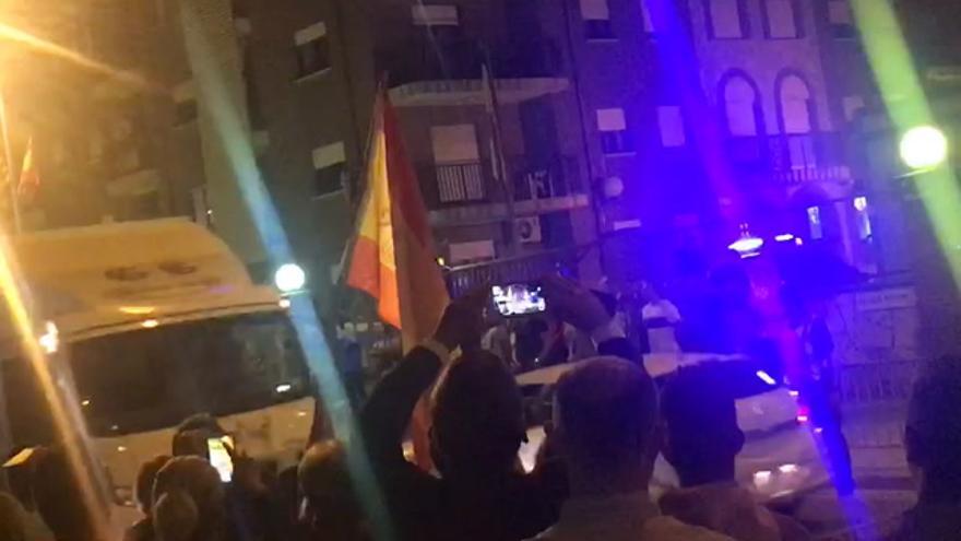 Medio millar de personas se concentran en Fraga en apoyo de la Guardia Civil destinada en Cataluña