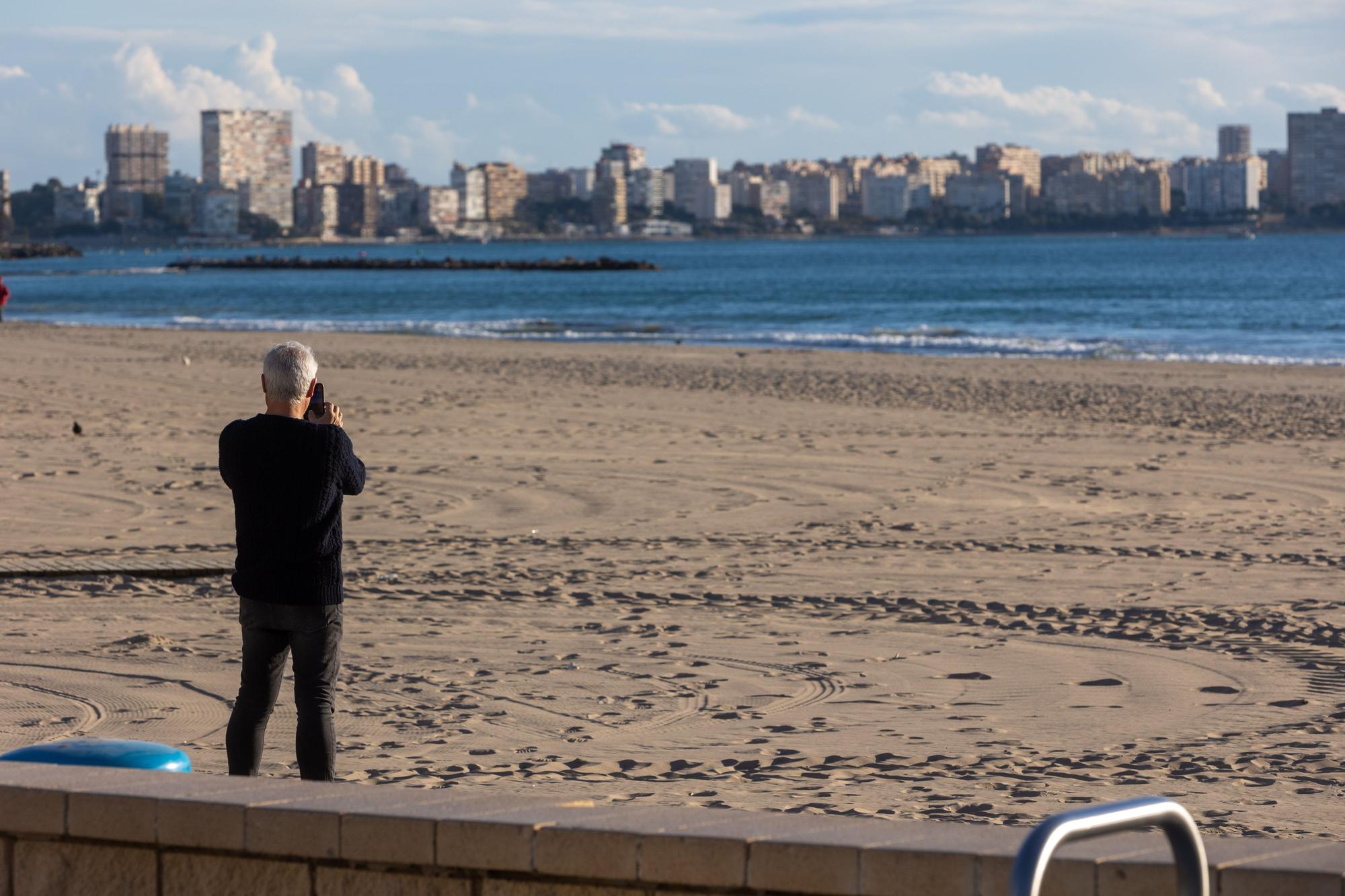 Desafiando al frío en la playa del Postiguet de Alicante