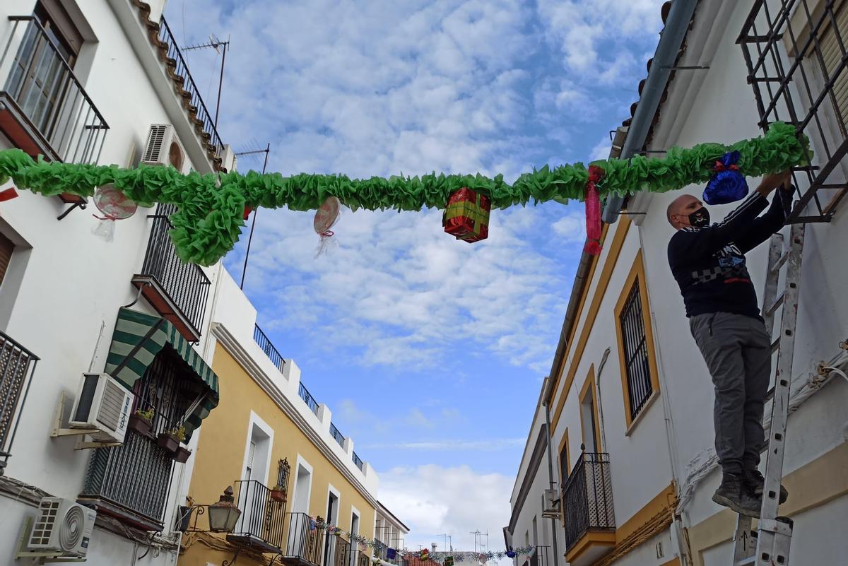 Colocación de adornos en la calle Costanillas.