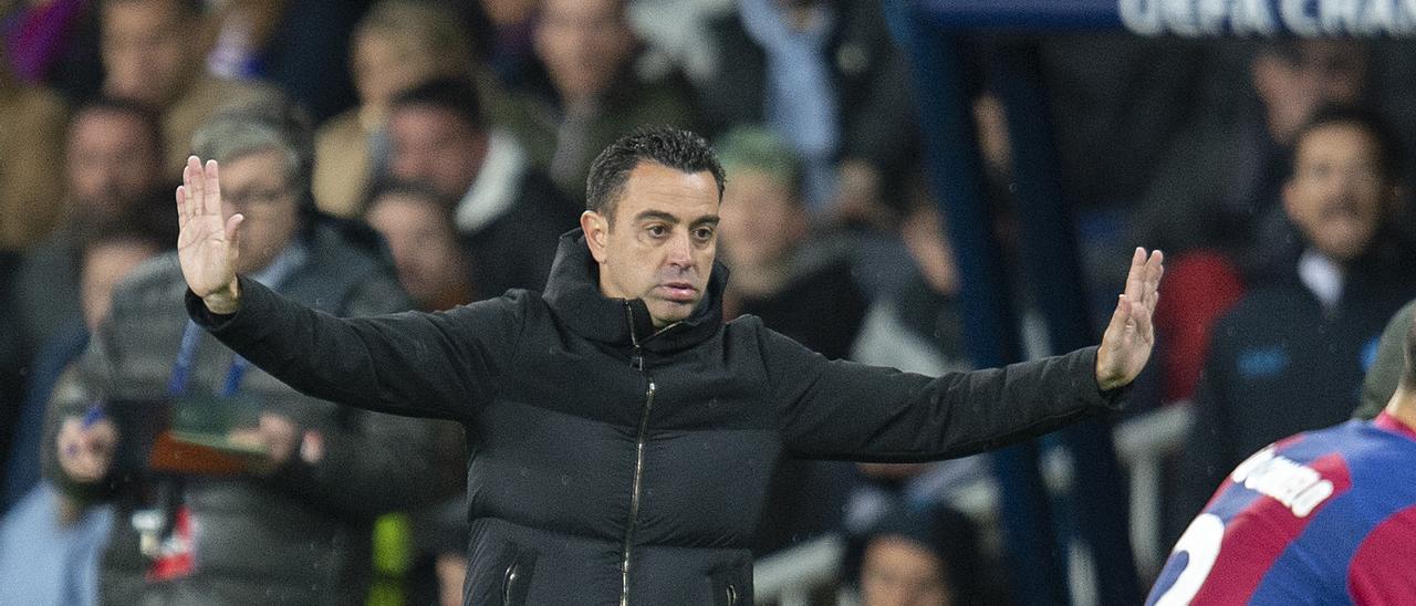 Xavi en la banda durante el partido de vuelta de los octavos de final de la Champions contra el Nápoles en Montjuïc.