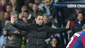 Xavi en la banda durante el partido de vuelta de los octavos de final de la Champions contra el Nápoles en Montjuïc.