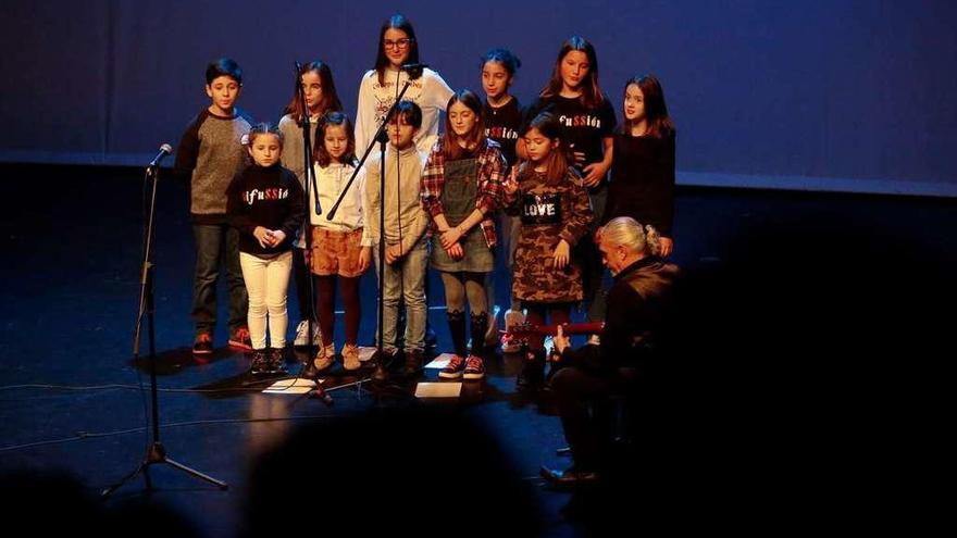 Alumnos de la Escuela de Música &quot;Difussión&quot; de Piedras Blancas, ayer, en el escenario del Valey.