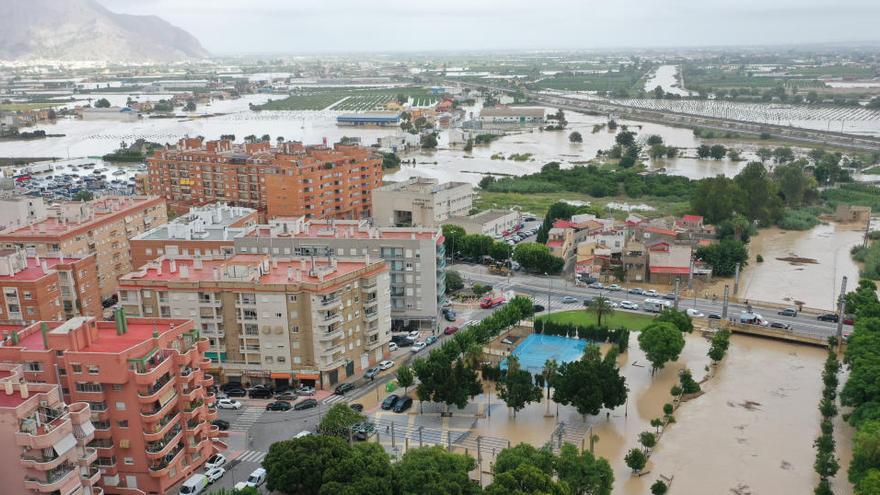 Imagen aérea de parte del casco urbano de Orihuela inundado por la rambla de Abanilla y el desbordamiento del río Segura/Foto Tony Sevilla