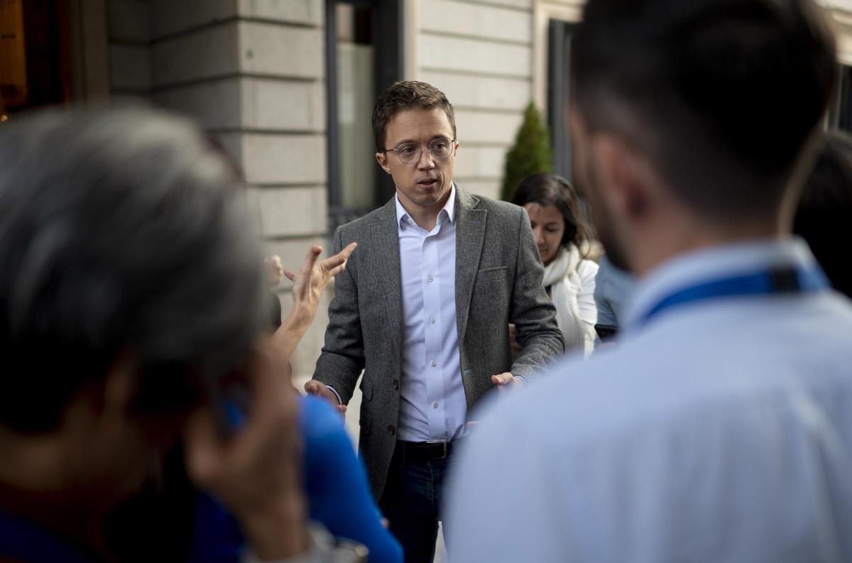 El portavoz de Sumar en el Congreso, Íñigo Errejón, a su salida de una sesión plenaria, en el Congreso de los Diputados, a 22 de octubre de 2024, en Madrid (España). El Congreso vota la toma en consideración de dos iniciativas legislativ