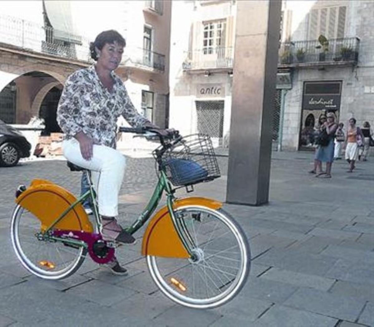 La regidora Isabel Salamaña, amb una de les bicis de la Girocleta. La regidora Isabel Salamaña, amb una de les bicis de la Girocleta.