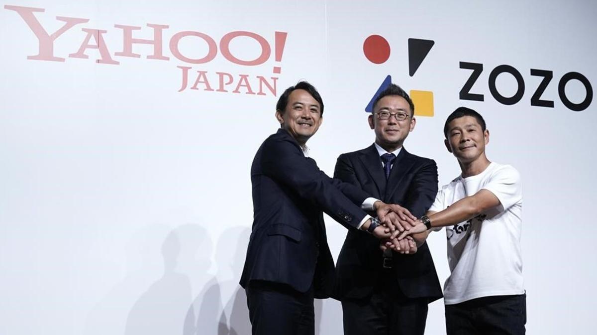 De izquierda a derecha, el presidente de Yahoo Japanm, Kentaro Kawabe; el nuevo presidente de Zozo, Kotaro Sawada , y el founder de Zozo, Yusaku Maezawa.