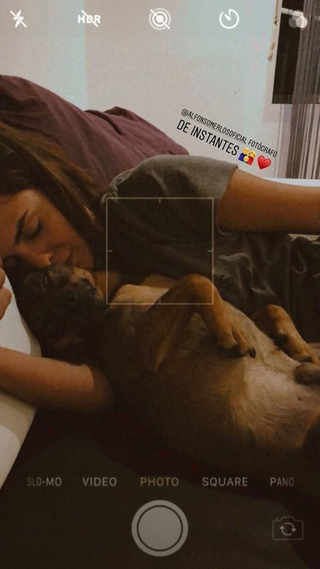 Alexia Rivas duerme con su perro