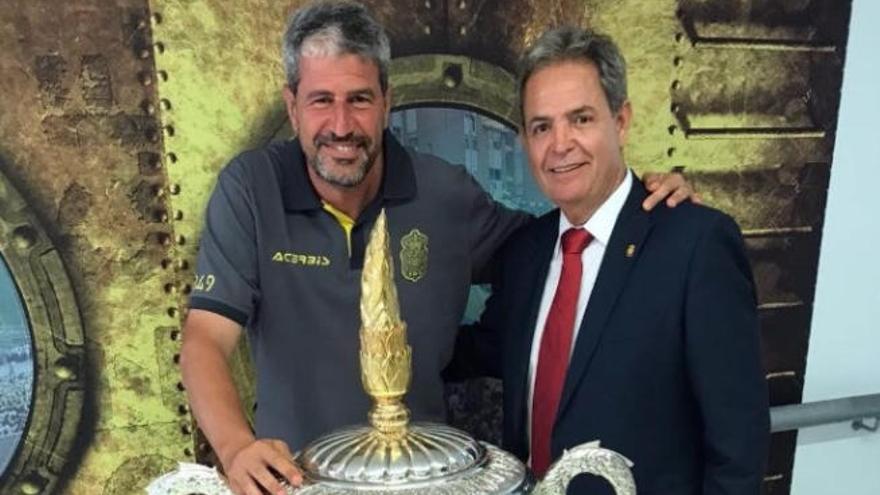 Manolo Márquez -i- y Nicolás Ortega, junto al Trofeo Carranza.