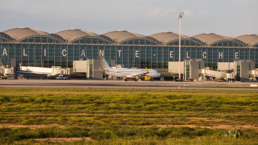Un avión de Vueling en el Aeropuerto de Alicante-Elche
