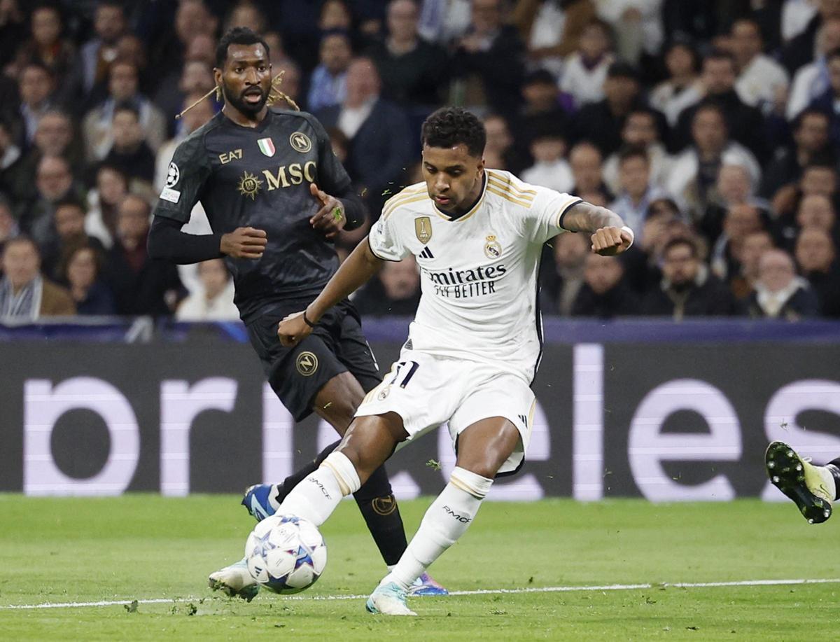 Rodrygo dispara en la jugada del empate del Real Madrida ante el Nàpoles