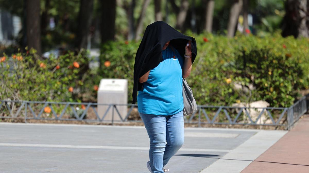 Una mujer se protege del sol en Ibiza el pasado mes de mayo.