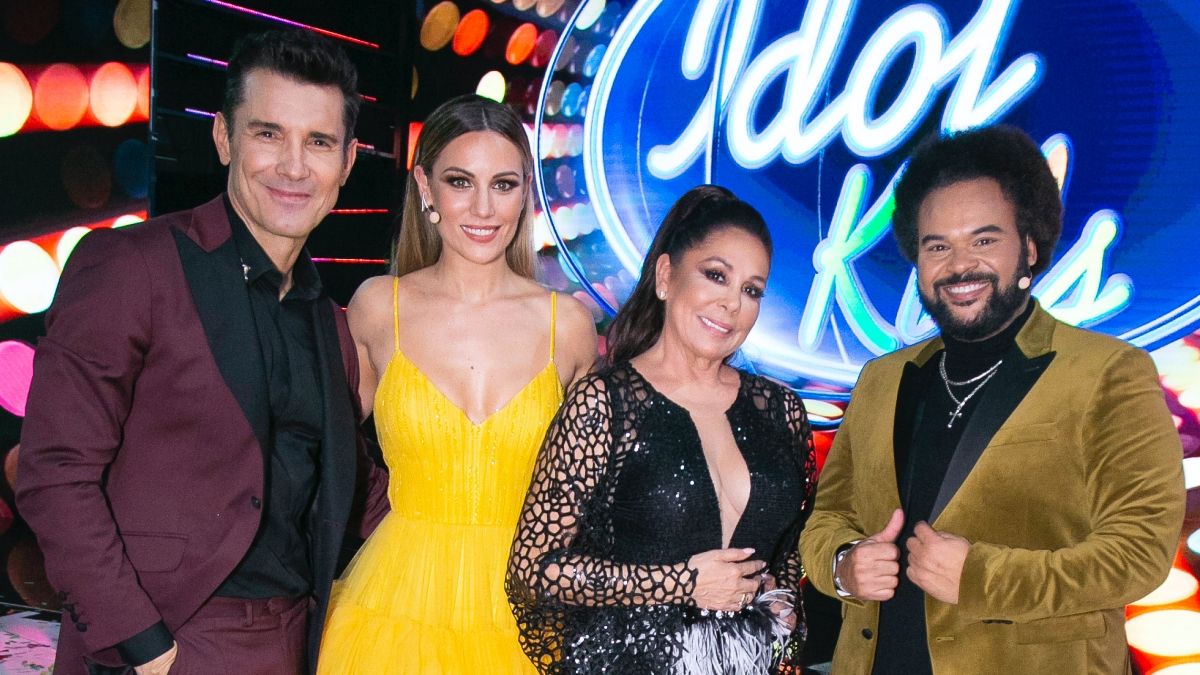 Jesús Vázquez junto a Edurne, Isabel Pantoja y Carlos Jean, integrantes del jurado de 'Idol Kids'