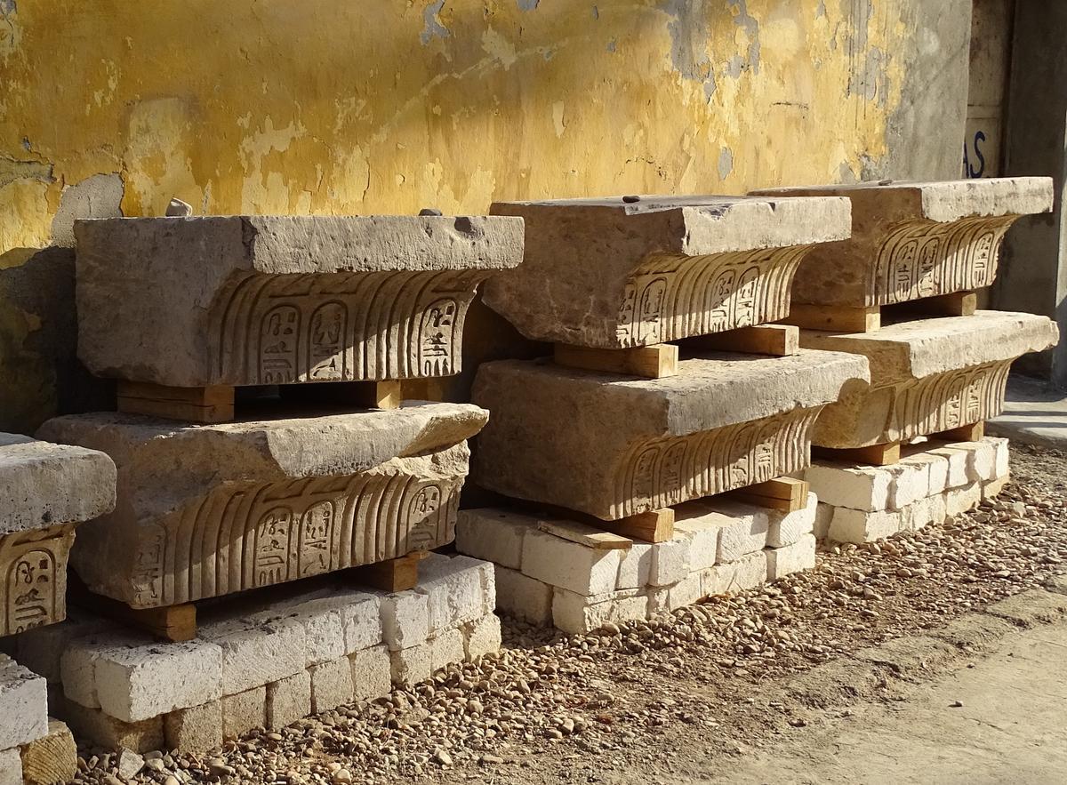 Los bloques decorados del templo ptolemaico, en el almacén-residencia de la misión arqueológica.