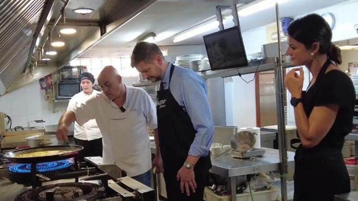 Prieto con la concejala de Turismo y el cocinero.