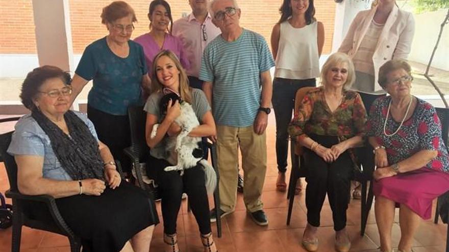 La Consejería ya puso en marcha en el Centro de Día de Alcantarilla una experiencia piloto con perros.