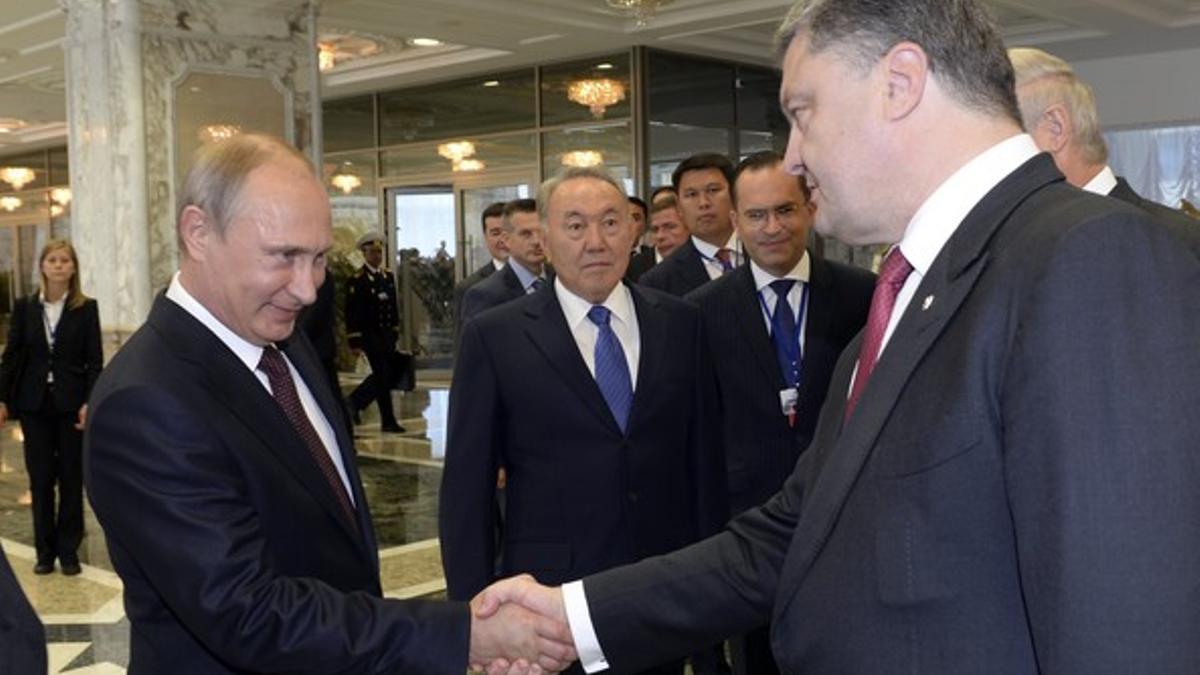 El presidente ruso Vladimir Putin saluda a suj homólogo ucraniano Petro Poroshenko el pasado agosto.