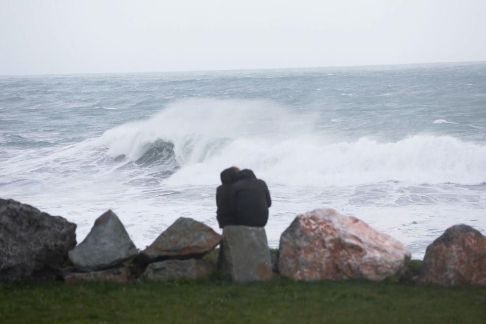 Temporal en Asturias: Alerta roja por viento y oleaje