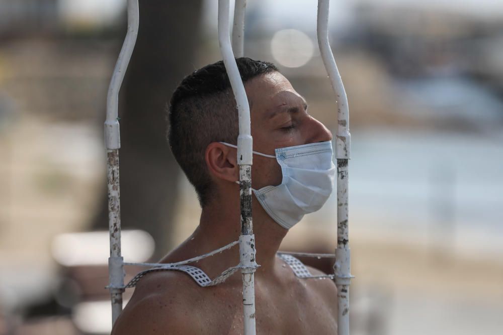 Riccardo Matlakas juega con el hielo para alertar del calentamiento global.