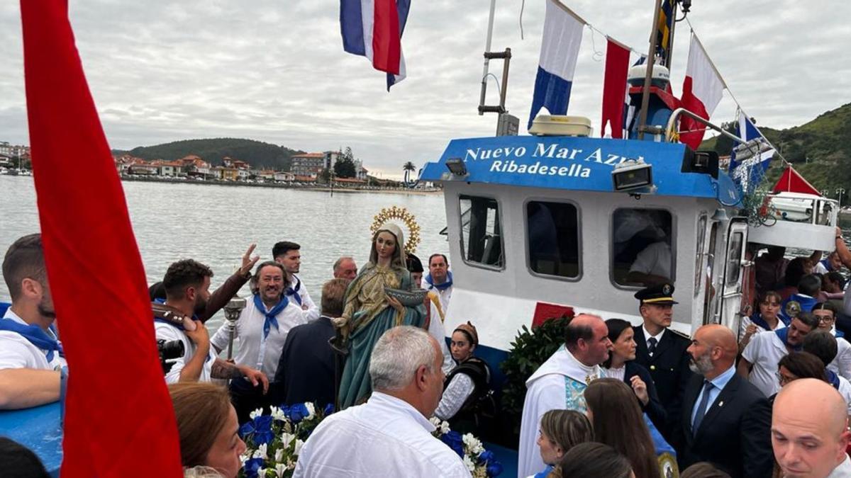 La Virgen de Guía, a bordo del &quot;Nuevo Mar Azul&quot;, durante la procesión marítima del año pasado.