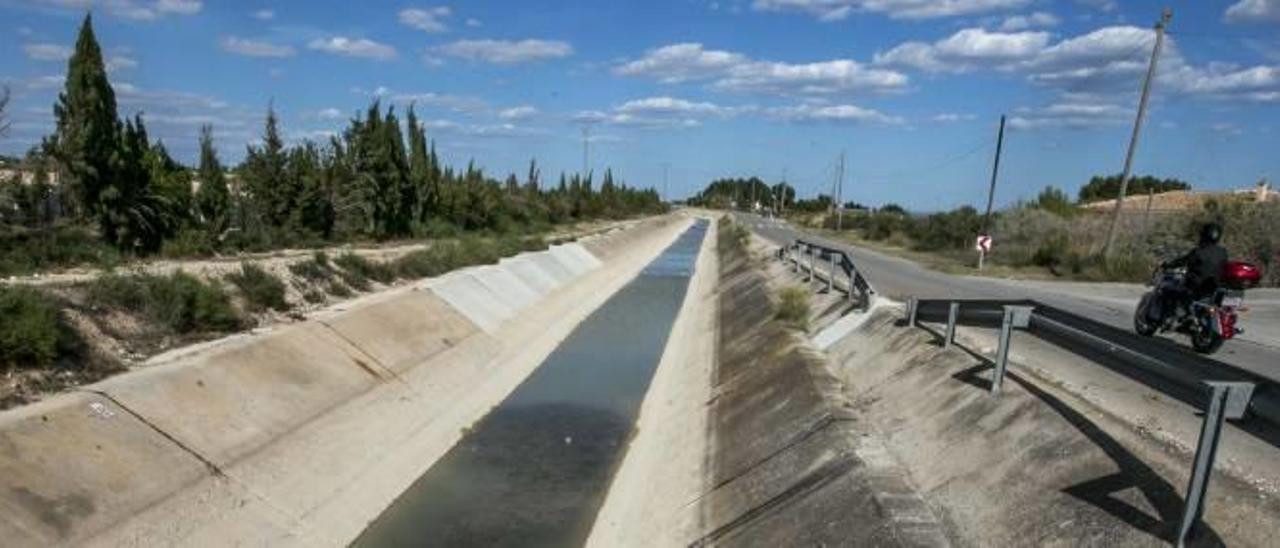 Un canal por el que se distribuye el agua del trasvase en la provincia