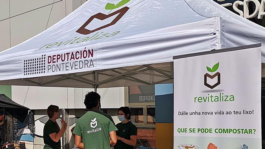 Una actividad del Plan Revitaliza de compostaje en Bueu.   | // S.ÁLVAREZ