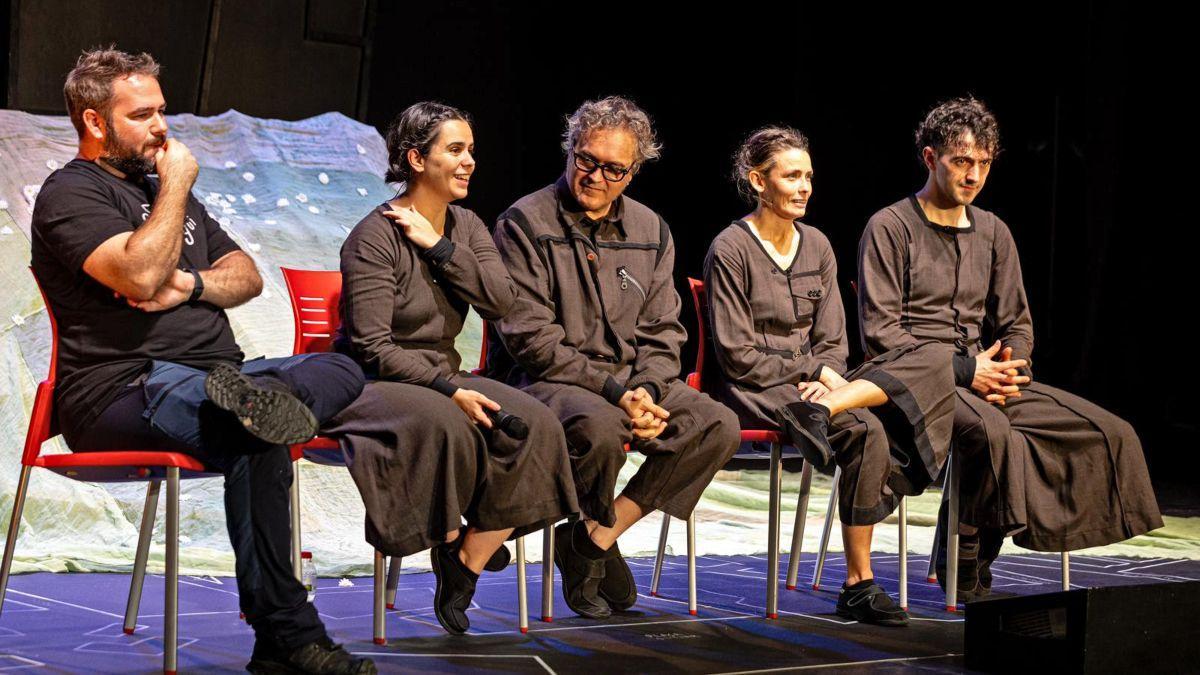 Desde la izquierda: Marc Espinosa (diseño iluminación y espacio sonoro) y el elenco de la obra de teatro ‘Matres’: Cristina García, Jordi Pedrós, Aitana Giralt y Erik Varea, en un coloquio.