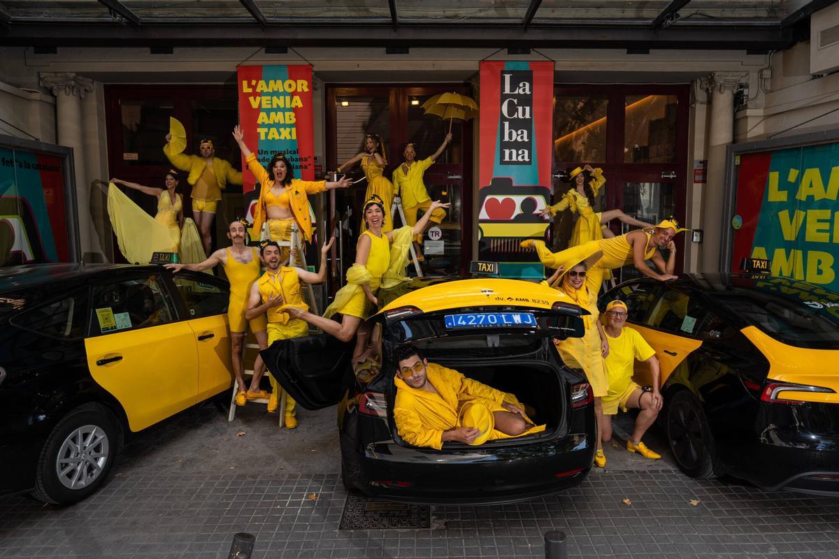 La compañía teatral La Cubana en la presentación, este verano, de 'L'amor venia en taxi' en el Romea.