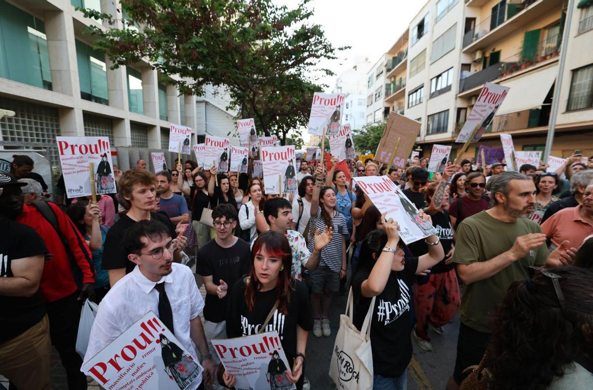 Manifestantes con pancartas de la plataforma Prou!, convocante de la concentración. | VICENT MARÍ