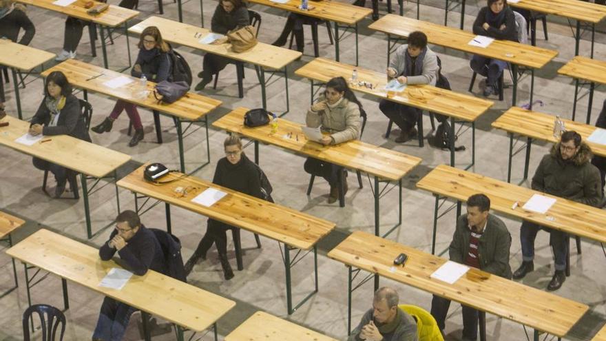 Opositores en Galicia durante un examen. // Bernabé