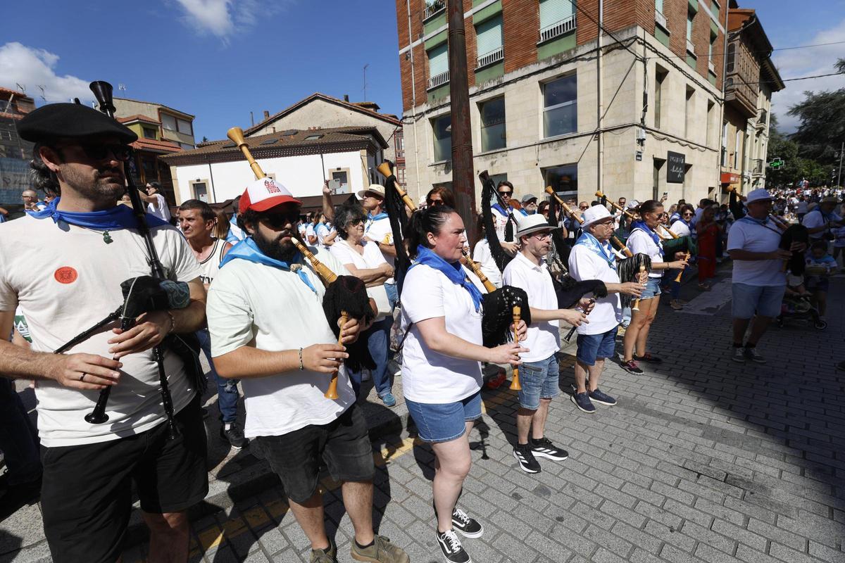Marea humana en El Carmín de la Pola: el desfile sube a La Sobatiella bajo un sol de justicia y entonando el Asturias Patria Querida
