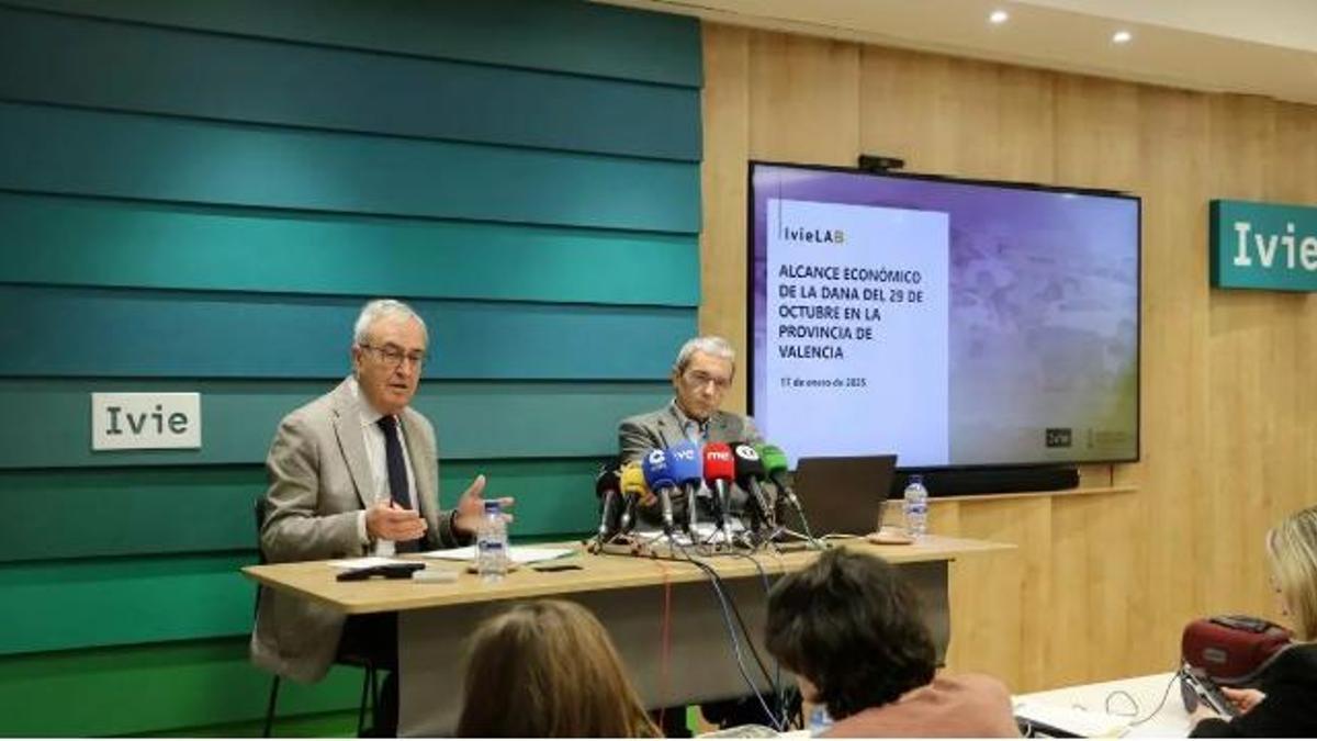 Francisco Pérez (director del Ivie) y Joaquín Maudos (director adjunto) durante la presentación del informe, esta mañana.