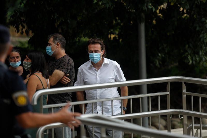 Compañeros y amigos de Ramón Vilar le despiden en el tanatorio de València