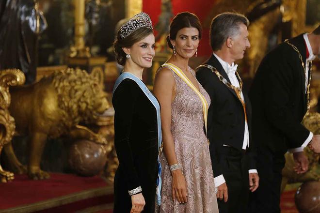 Letizia Ortiz y Juliana Awada durante la cena de gala celebrada en el Palacio Real