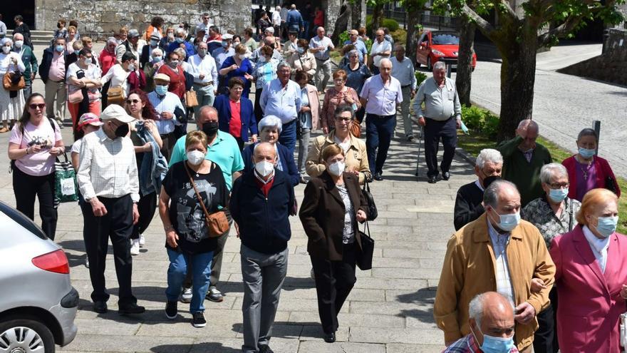 Vecinos de Negreira dirigiéndose hacia la comida de mayores en 2022, auténtica red social de la tercera edad / concello