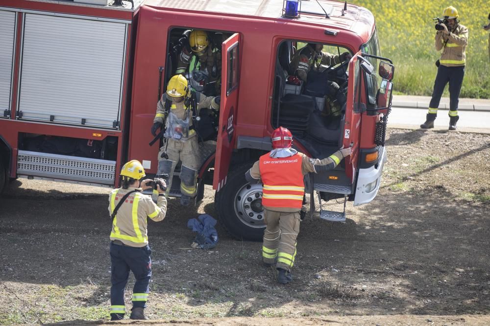 Simulacre d''accident amb drons a l''aeroport.