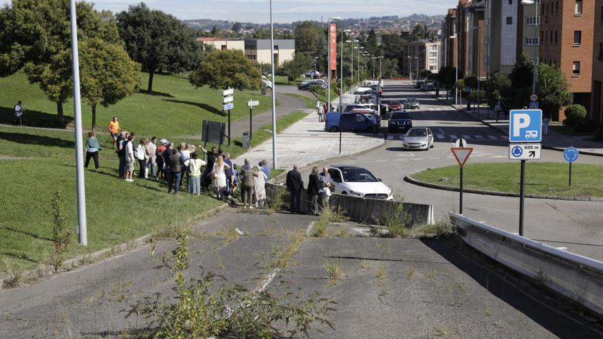 Vecinos de La Corredoria, concentrados en el acceso al antiguo enlace del barrio a la AS-II para exigir su reapertura. | Juan Plaza