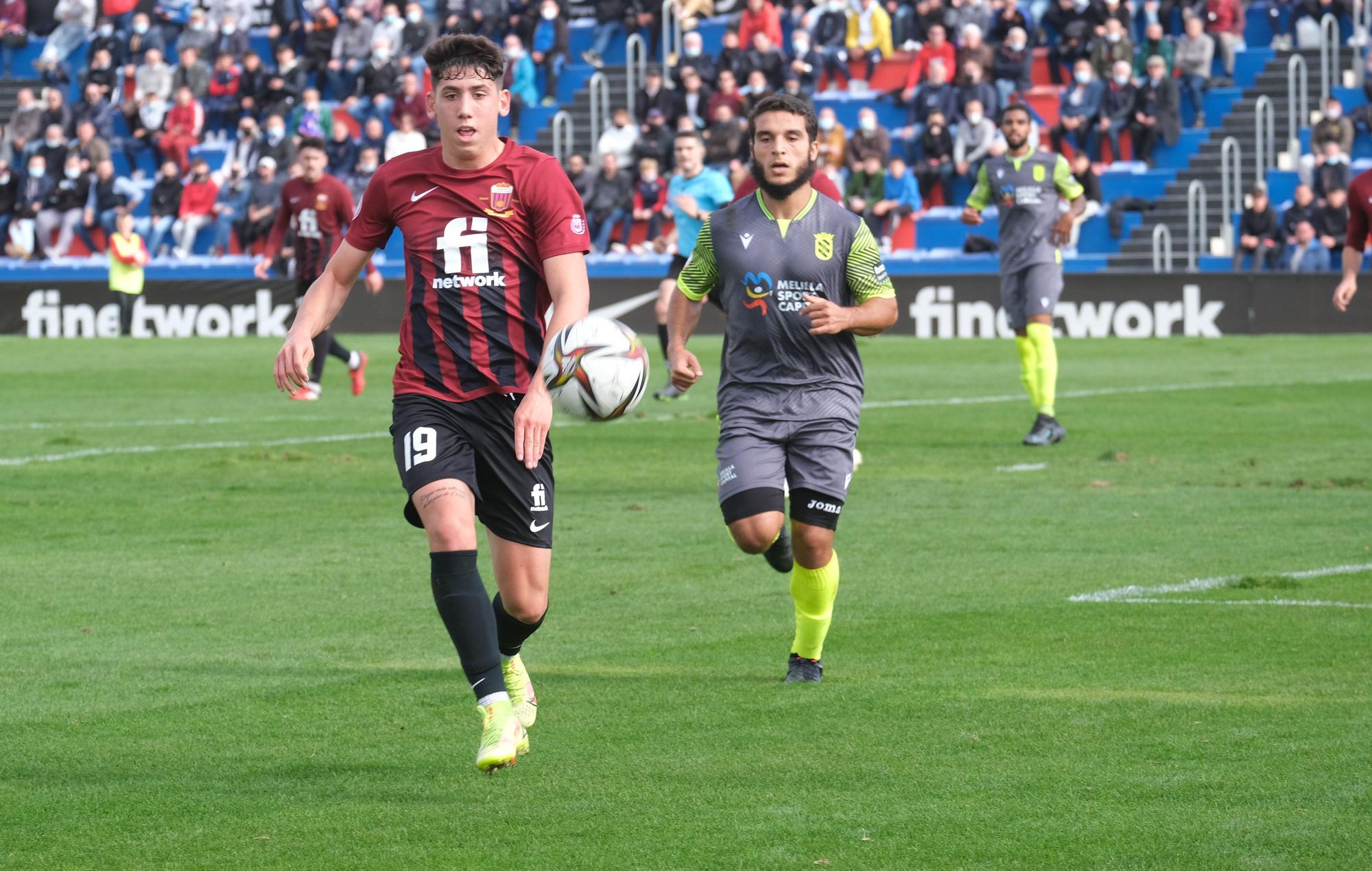 El Eldense gana gracias a la insistencia de Pablo (2-1)