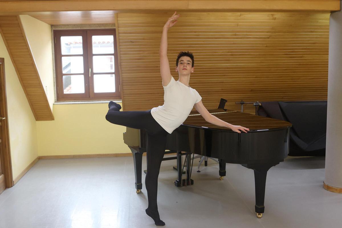 El bailarín coruñés Lino López posa en el Conservatorio Profesional de Danza de A Coruña.