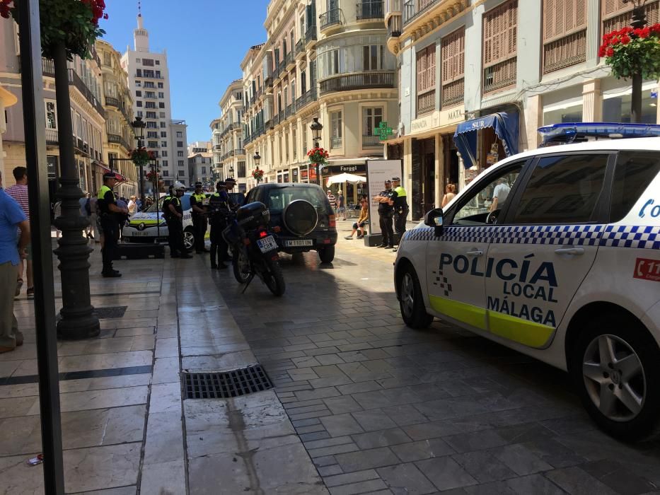 Detención de un hombre con su coche en la calle Larios.