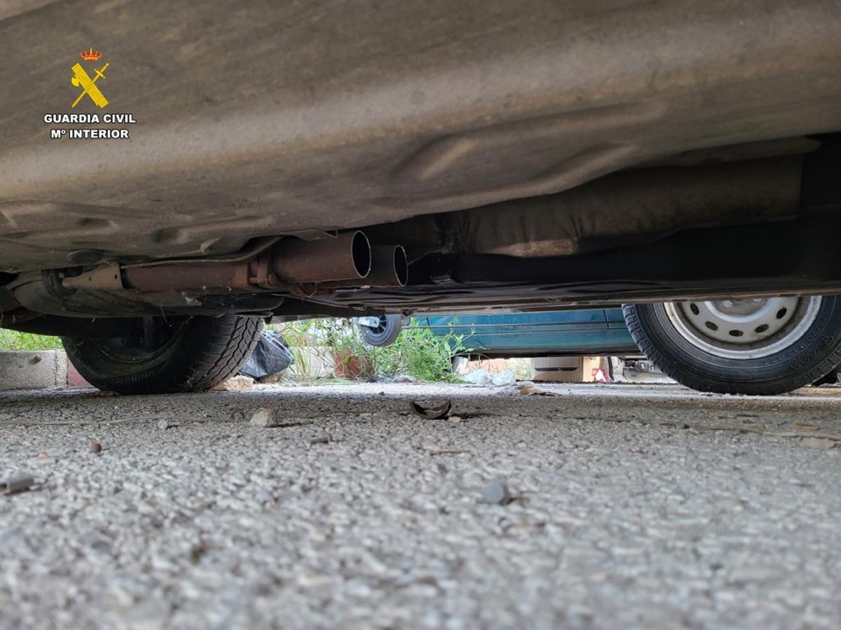 Tubo de escape cortado en uno de los coches para sustraer el catalizador.